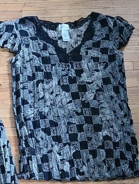 Emma James Women's  Blouse 10 Black Lace Trim Neck Square Print EUC